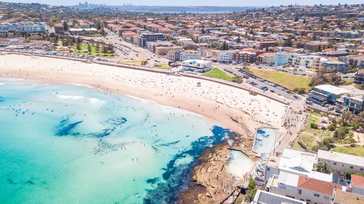 Bondi Beach von oben mit türkisem Wasser und Strand