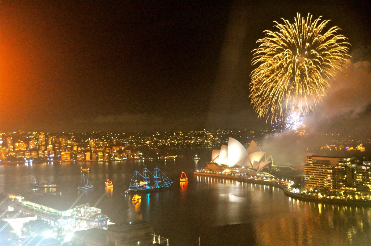Feuerwerk über dem Hafen von Sydney mit dem beleuchteten Opernhaus