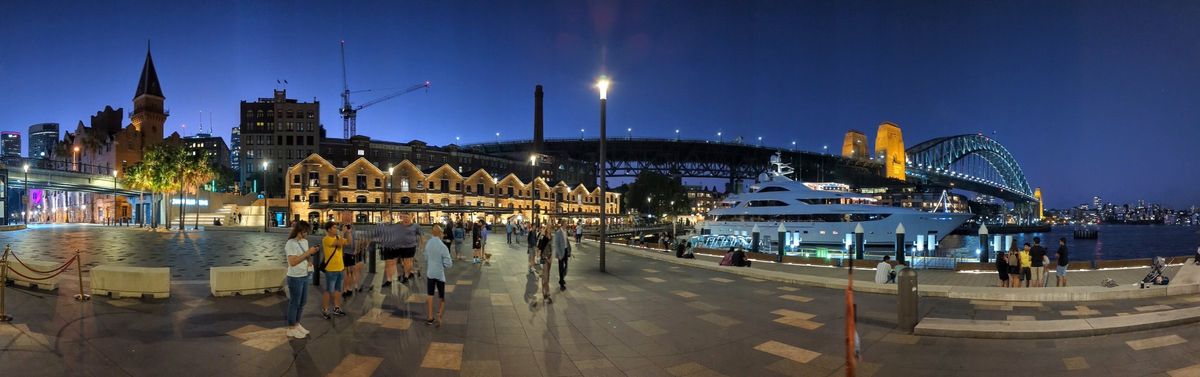 Promenade an der Campbell's Cove in The Rocks bei Nacht