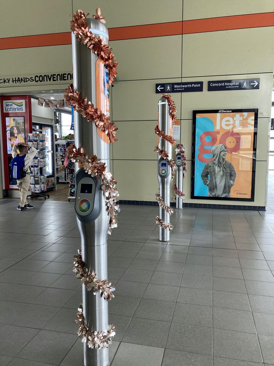 Opal-Kartenleser an einem Bahnhof in Sydney mit Weihnachtsschmuck