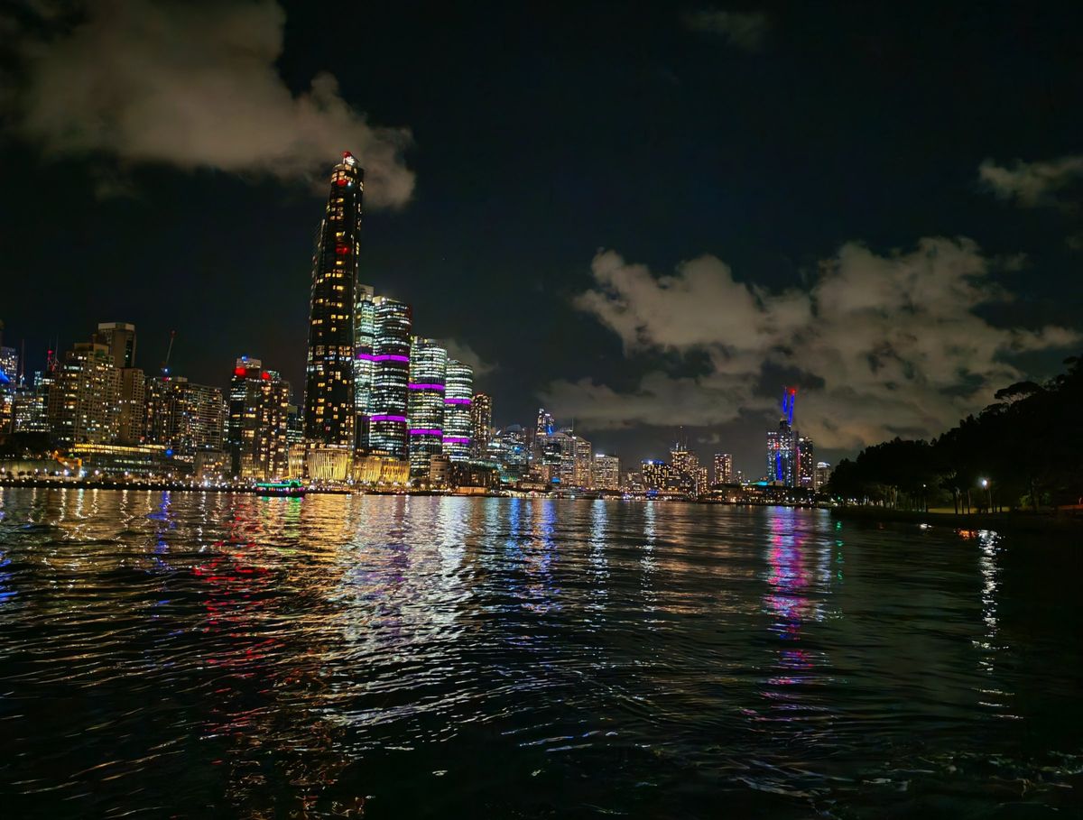 Barangaroo und Darling Harbour bei Nacht mit beleuchteten Hochhäusern