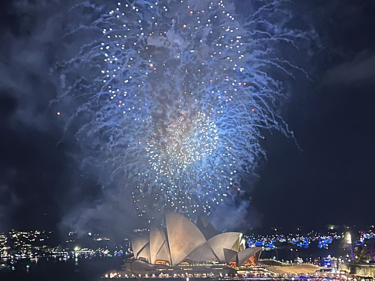Silvesterfeuerwerk über dem Sydney Opera House um Mitternacht